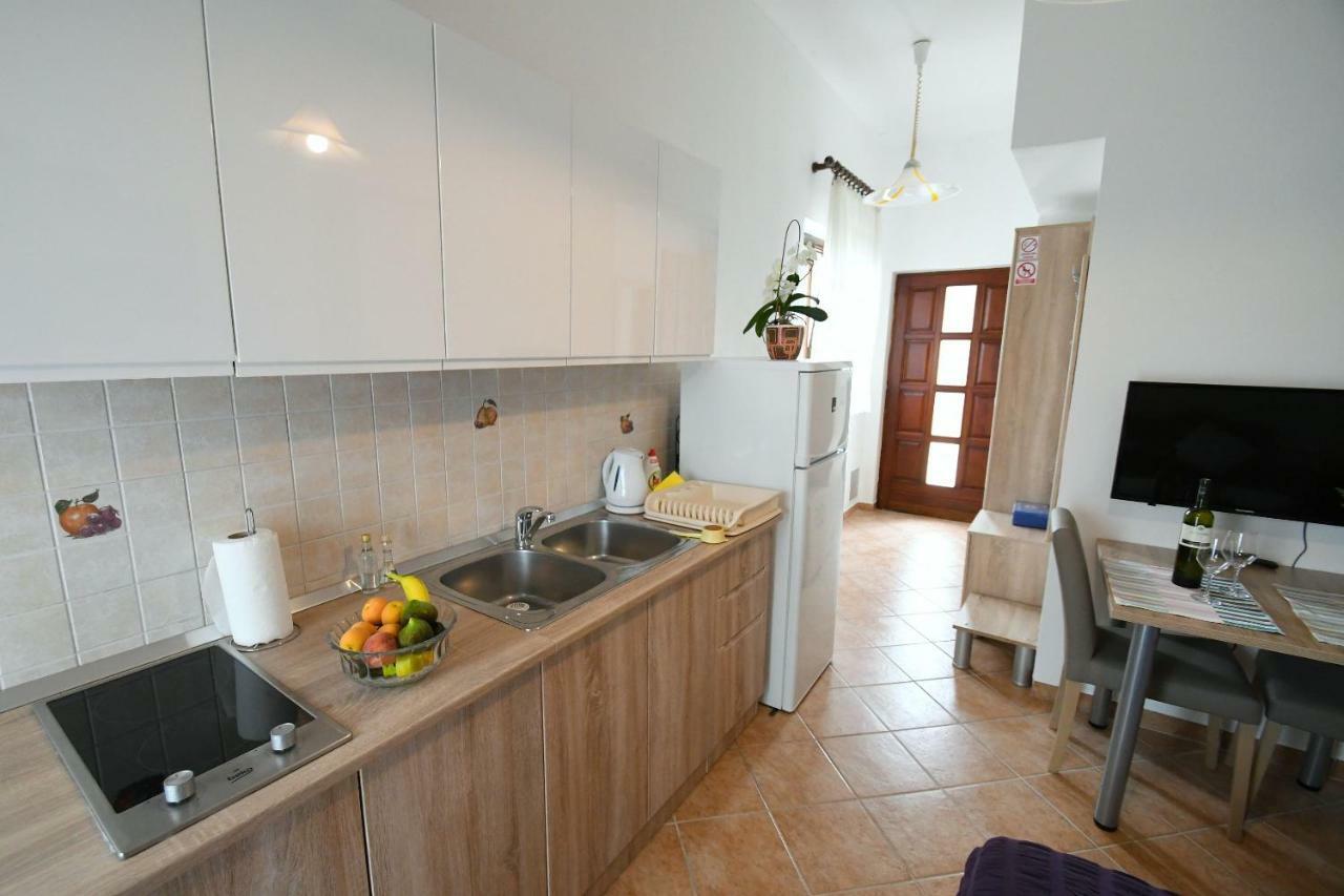 Studio Apartman Kris Marinici  Eksteriør billede